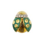 Spilla a forma di coccinella in oro giallo 18kt con ali smaltate in verde, quarzo citrino ovale taglio cabochon e 5 diamanti taglio brillante da 0.02 ct cad. totale 0.10 ct - colore FG e purezza VS. Brand: Salvini.