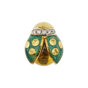 Spilla a forma di coccinella in oro giallo 18kt con ali smaltate in verde, quarzo citrino ovale taglio cabochon e 5 diamanti taglio brillante da 0.02 ct cad. totale 0.10 ct - colore FG e purezza VS. Brand: Salvini.