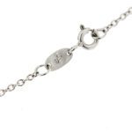 zoom dettaglio incisione e gancio chiusura moschettone su collana oro bianco con ciondolo topazio rettangolare