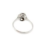 visione interna e retro di anello oro bianco solitario a fiore con diamanti