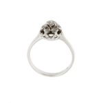 prospettiva di anello solitario in oro bianco con diamanti e forma di fiore