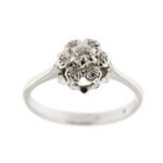 Anello solitario a fiore in oro bianco 18kt con 7 diamanti: uno centrale taglio brillante da 0.18 ct e 6 taglio huit huit da 0.01 ct cad. totale 0.20 ct - Colore FG e Purezza VS.