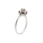 lato prospettiva di anello oro bianco con diamanti