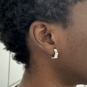 Foto gioiello indossata: orecchini a cerchio in oro bianco con diamanti