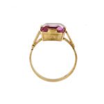 lato spessore di anello oro giallo con zaffiro rosa centrale