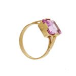 prospettiva di anello oro con zaffiro rosa