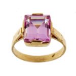 Anello in oro rosa 18kt con zaffiro rosa rettangolare da 5.5 ct con castone e gambo decorato.