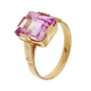 anello con zaffiro rosa centrale quadrato