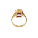 visione interna e retro di anello oro giallo con zaffiro rosa