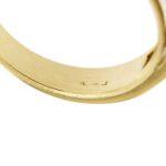 zoom dettaglio incisione interna su anello fascia riviere oro giallo con diamanti rettangolari
