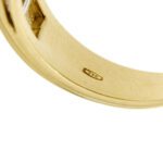 zoom dettaglio incisione punzone 750 oro su interno gambo di anello riviere con diamanti