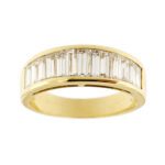 Anello riviere in oro giallo 18kt con 13 diamanti rettangolari taglio baguette: 1 da 0.13 ct, 2 da 0.12 ct cad., 2 da 0.11 ct cad., 2 da 0.10 ct cad., 2 da 0.09 ct cad., 2 da 0.08 ct cad. e 2 da 0.07 ct cad. totale 1.27 ct  - Colore GH e Purezza VS.