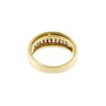 visione interna e retro di anello oro giallo riviere con diamanti taglio baguette