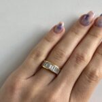 Foto gioiello indossata: anello riviere in oro giallo con diamanti emerald cut baguette