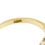 zoom dettaglio punzone 750 oro incisione su gambo interno di anello oro giallo con zaffiro e diamanti