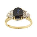 Anello in oro giallo 18kt con zaffiro ovale da 2.70 ct e ai lati 6 diamanti taglio brillante da 0.10 ct cad. totale 0.60 ct  - Colore FG e Purezza SI.