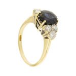 anello oro giallo con zaffiro blu ovale e diamanti lato