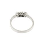 visione interna e retro di anello trilogy oro bianco con diamanti