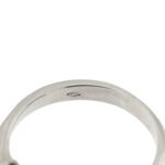 zoom dettaglio incisione gambo interno di anello trilogy oro bianco con diamanti: punzone 750 oro