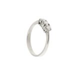 lato di anello trilogy oro bianco con diamanti