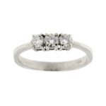 Anello trilogy in oro bianco 18kt con 3 diamanti taglio brillante da 0.012 cad., totale 0.36 ct . colore GH e purezza VS.