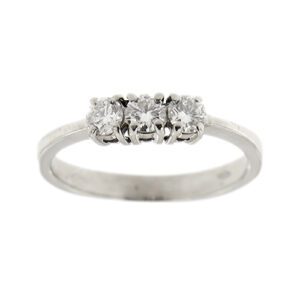 Anello trilogy in oro bianco 18kt con 3 diamanti taglio brillante da 0.012 cad., totale 0.36 ct . colore GH e purezza VS.