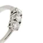 zoom dettaglio diamanti su anello trilogy in oro bianco