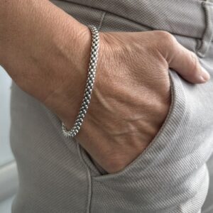 Foto gioiello indossata: bracciale maglia pop corn in oro bianco