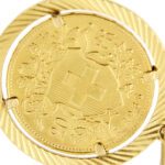 retro di moneta oro giallo su ciondolo oro zoom