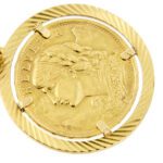 zoom dettaglio moneta su ciondolo oro giallo