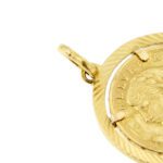 dettaglio di punzone su gancio di ciondolo oro con moneta