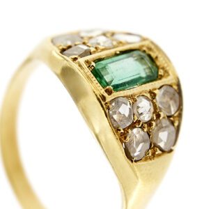 zoom dettaglio anello vintage in oro giallo con diamanti e smeraldo centrale