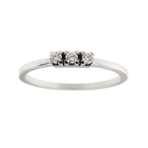 Anello trilogy in oro bianco 18kt con 3 diamanti taglio brillante da 0.04 cad., totale 0.24 ct . colore GH e purezza VS.