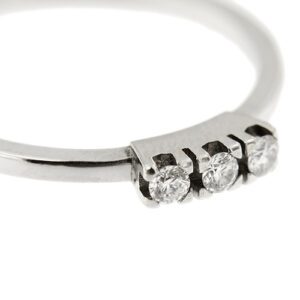 zoom dettaglio diamanti su anello trilogy in oro bianco