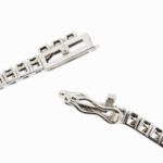 zoom dettaglio chiusura di bracciale tennis oro con diamanti neri