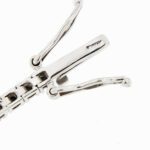 zoom dettaglio chiusura di bracciale tennis in oro bianco con diamanti neri