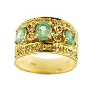 Anello a fascia in oro giallo 18kt con 3 smeraldi ovali da 0.40 ct cad. totale 1.20 ct e 20 diamanti taglio huit huit da 0.01 ct cad. totale 0.20 ct - colore GH , purezza VS.