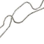 zoom dettaglio maglia veneta oro bianco su collana con ciondolo cuore con diamanti