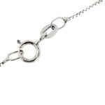 zoom dettaglio gancio chiusura di collana maglia veneta oro bianco con ciondolo cuore con diamanti
