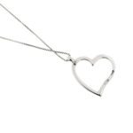 retro di ciondolo cuore con diamanti su collana oro bianco maglia veneta