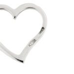 zoom dettaglio retro di ciondolo cuore con diamanti su collana oro bianco: incisione e punzone 750 oro