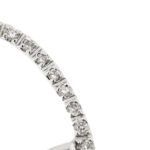 zoom dettaglio diamanti su collana oro bianco con ciondolo cuore