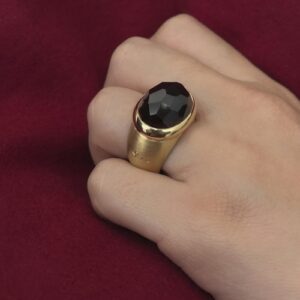 Foto gioiello indossata: anello in oro giallo Pomellato con granato