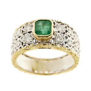 Anello a fascia traforata in oro giallo e bianco 18kt con smeraldo quadrato da 1.00 ct e 12 diamanti taglio brillante: 2 da 0.08 ct cad., 2 da 0.04 ct cad. e 2 da 0.02 ct cad., totale 0.28 ct - colore FG , purezza VS.