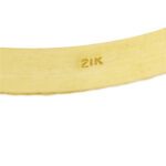 zoom dettaglio incisione interna bracciale bangle in oro giallo con lavorazione: 21k
