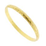 Bracciale rigido in oro giallo 21kt con lavorazioni geometriche.