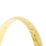 zoom dettaglio lavorazione di bracciale bangle in oro giallo