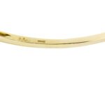 zoom dettagli incisione interna di bracciale rigido oro giallo con diamanti Salvini