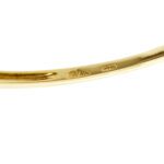 zoom dettaglio incisione interna di bracciale rigido oro giallo con diamanti Salvini 2