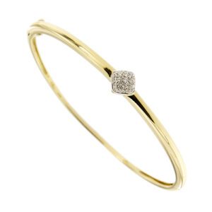 Bracciale ovale rigido apribile in oro giallo con rombo in oro bianco 18kt con 21 diamanti taglio brillante da 0.02 ct cad. totale 0.42 ct - colore FG e purezza VS; chiusura a scomparsa e sicura. Brand: Salvini.